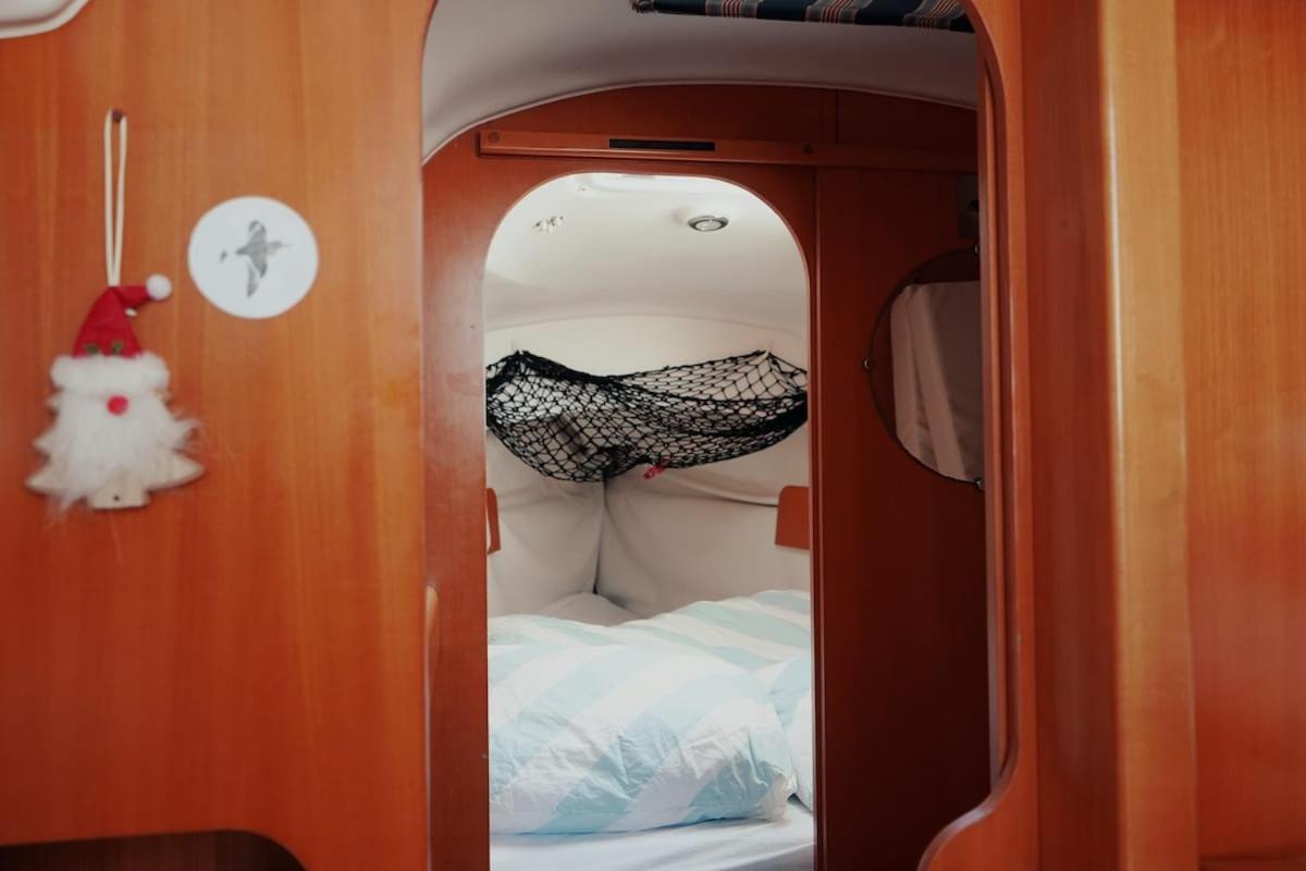 Botel Surfbird Cozy Sailboat Escape Lissabon